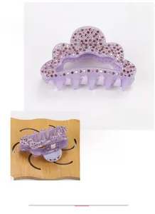Détail de la pince à cheveux en acrylique violet avec strass taille 8.4x4.7cm poids 26.4g