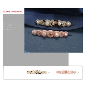Haarklammer-Set aus Acetat mit Perlen und Strass auf dunkelblauem Satin-Hintergrund
