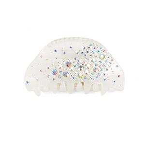 Dettaglio di un fermaglio per capelli beige traslucido con strass colorati brillanti