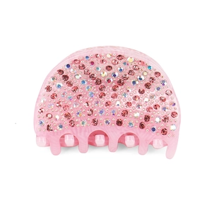 Vista dettagliata del fermaglio per capelli in acrilico rosa con strass luccicanti