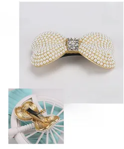Vue détaillée d'une barrette à nœud en strass et perles, taille 7x4cm et poids 27,7g