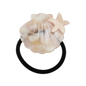 Dettaglio elastico per capelli stile marino con conchiglia crema e stella marina rosa