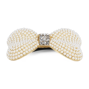 Détail de la pince à cheveux avec perles de luxe et strass brillants sur base dorée