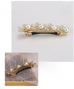 Vue détaillée de la pince à cheveux papillon avec perles et strass de 6,8x1,2 cm