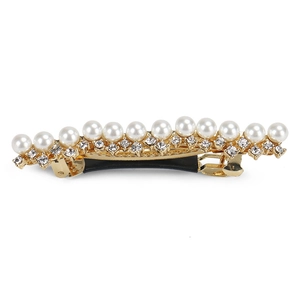 Détail d'une barrette dorée ornée de rangées de perles et de strass scintillants