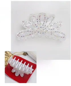 Dettaglio macro di una grande pinza per capelli in acrilico a loto con strass brillanti