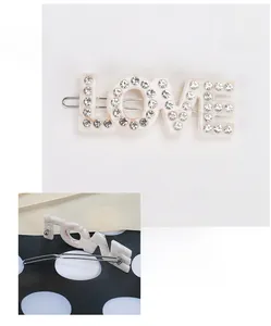 Λεπτομέρεια από κλιπ μαλλιών LOVE με ροζ μάρμαρο ασετάτ και λαμπερά διαμαντάκια
