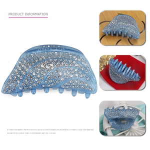Vue détaillée de la pince à cheveux en acrylique bleu clair avec strass blancs brillants