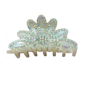 Dettaglio del fermaglio per capelli a fiore di loto crema con strass colorati brillanti