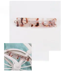Detailed macro view showing acetate hair clip dimensions 6.2x1.4cm and weight 4.5g