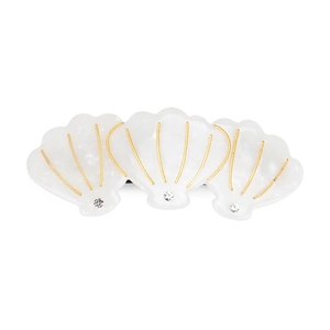 Détail de trois barrettes à cheveux coquillage blanc avec lignes dorées et strass