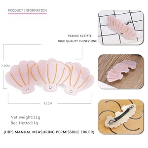 Pince à cheveux en acétate rose avec strass et lignes dorées en forme de coquillage