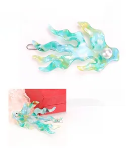 Dettaglio fermaglio per capelli in acetato alghe con perla e molla in metallo