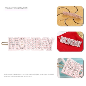 Gros plan détaillé d'une pince à cheveux rose faite main avec lettrage MONDAY en strass