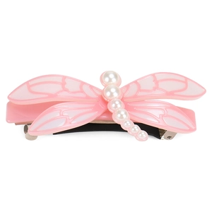 Détail de la pince à cheveux libellule rose avec ailes en acrylique et perles blanches