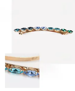 Détail de la barrette en alliage doré de 9cm avec cristaux marquise bleus et verts