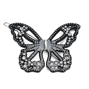 Détail d'une barrette papillon en acétate noir avec strass étincelants et clip métallique