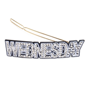 Détail de la pince à cheveux WEDNESDAY avec strass blancs sur acétate noir brillant