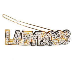 Détail d'une barrette en acétate écaille de tortue avec lettrage LADYBOSS en strass brillants