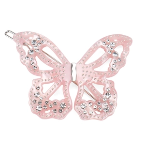 Gros plan sur une pince à cheveux papillon rose en acétate avec des strass étincelants