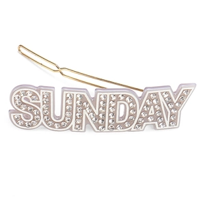 Détail d'une barrette SUNDAY lilas avec strass blancs étincelants et base dorée chic