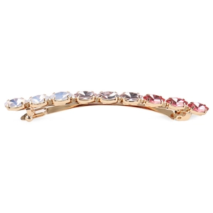 Détail de la pince à cheveux avec strass roses dégradés et base en métal doré
