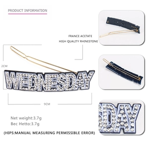 Barrette en acétate bleu marine avec lettres WEDNESDAY en strass et clip métallique