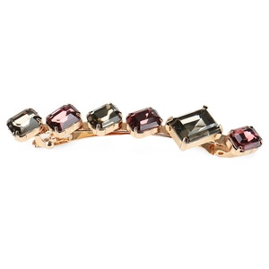 Vue détaillée de la barrette dorée ornée de cristaux rectangulaires brun foncé et rose violette