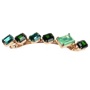 Détail de la barrette en alliage doré ornée de six strass rectangulaires dégradés verts