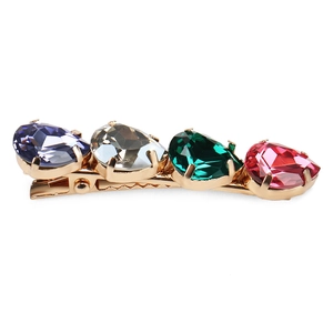 Détail de la barrette à cheveux avec cristaux multicolores en forme de larme sur alliage