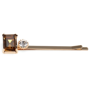 Détail d'une barrette dorée avec cristal ambre rectangulaire et strass transparent