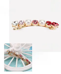 Vue détaillée de la pince à cheveux en cristal avec dimensions 0.8x6.4cm et poids de 6g