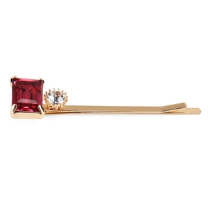 Barrette dorée de luxe avec pierre précieuse rouge rectangulaire et cristal sur blanc