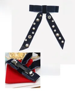 Barrette à cheveux nœud en velours bleu foncé avec cristaux, perles et pince à ressort