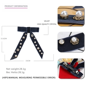 Détails du nœud en velours bleu marine avec strass et dimensions montrant la pince à ressort