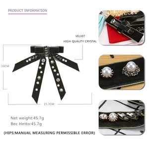 Détail de la barrette à nœud en velours avec perles et cristaux et spécifications