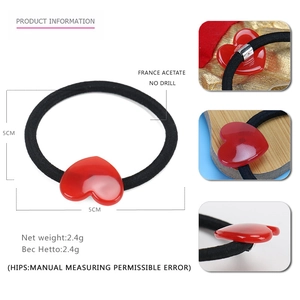 Dettaglio elastico per capelli con cuore in acetato rosso, 5cm, trama e struttura posteriore