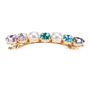 Détail d'une barrette en alliage doré avec strass colorés et perles blanches d'imitation