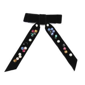 Barrette nœud en velours noir avec strass colorés et perles sur longs rubans