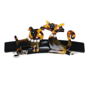 Details einer Haarklammer aus Acetat mit Schildpatt-Muster und Katzen-Hunde-Motiven