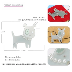 Detailansicht der Hunde-Haarklammer aus Acetat mit Perlen und Maßen 5,2cm x 5,9cm