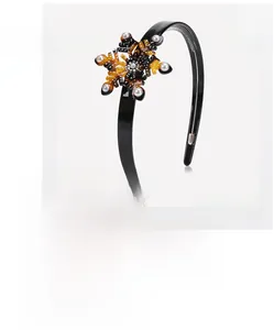 Makrodetail der Bernstein-Acetat-Schneeflocke-Stirnband mit Perlen und Strass