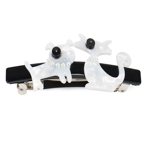 Detailaufnahme der Tier-Haarklammer aus Acetat mit Perlenhalsband und Cartoon-Haustieren