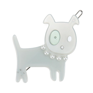 Detailansicht der Hundehaarklammer aus Acetat mit Perlenhalsband und silbernem Metallclip