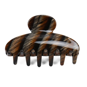 Détails de la grande pince à cheveux en acétate avec motif écaille de tortue marbré noir