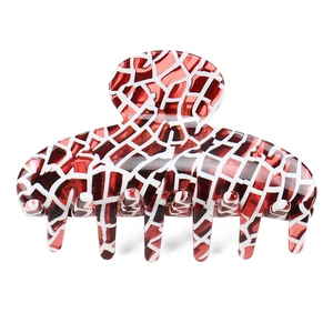 Détail de la pince à cheveux en acétate avec motif mosaïque rouge et blanc et dents solides