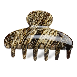 Détail de la grande pince à cheveux en acétate avec motif écaille marron et crème