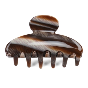 Détails de la pince à cheveux motif écaille avec rayures verticales et finition brillante