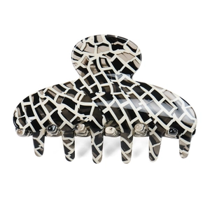 Détail de la grande pince à cheveux en acétate avec motif mosaïque noir et blanc