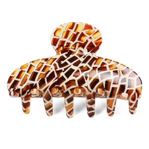 Détail de la pince à cheveux en acétate écaille de tortue avec motif de grille blanche